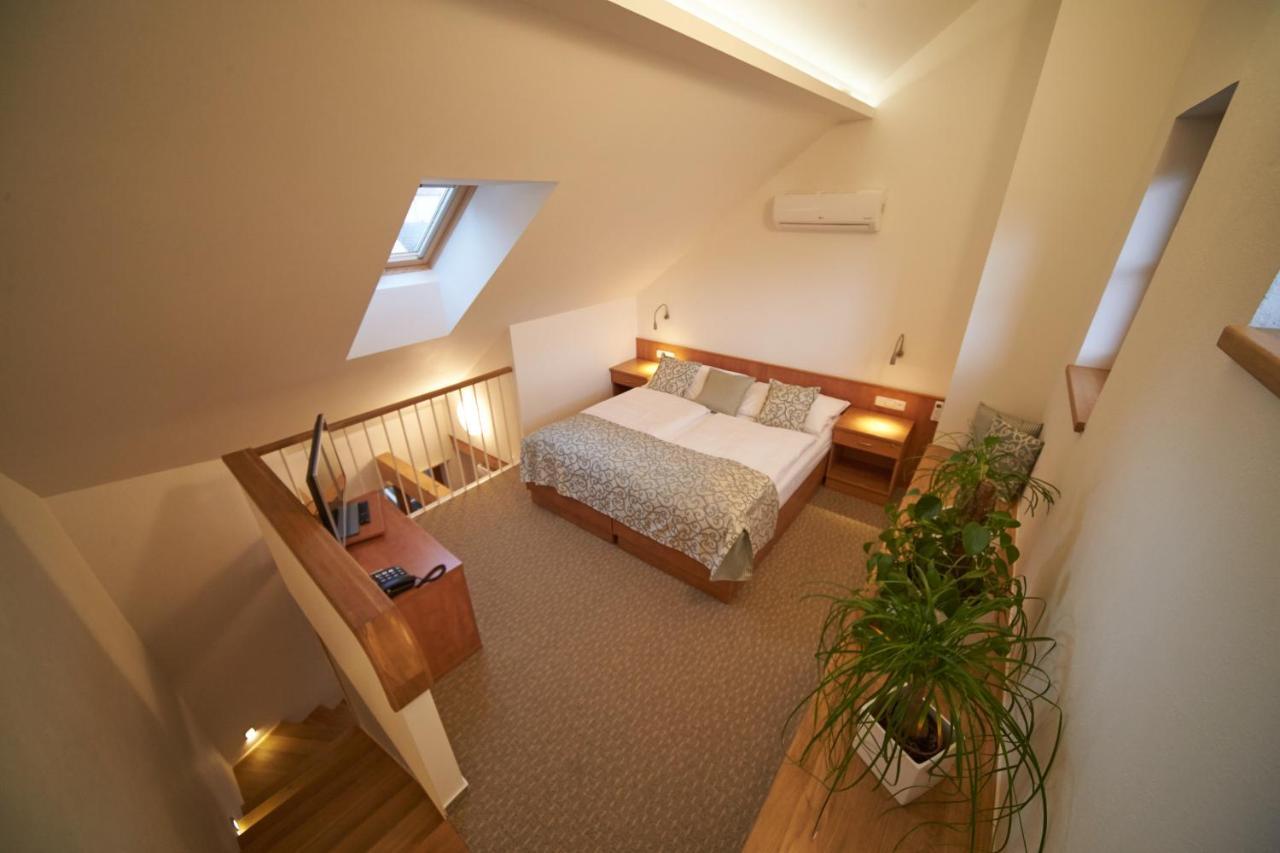 Hotel Bílý jednorožec Třeboň Exterior foto