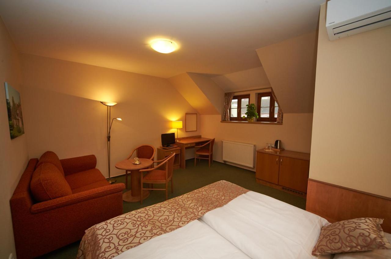 Hotel Bílý jednorožec Třeboň Exterior foto